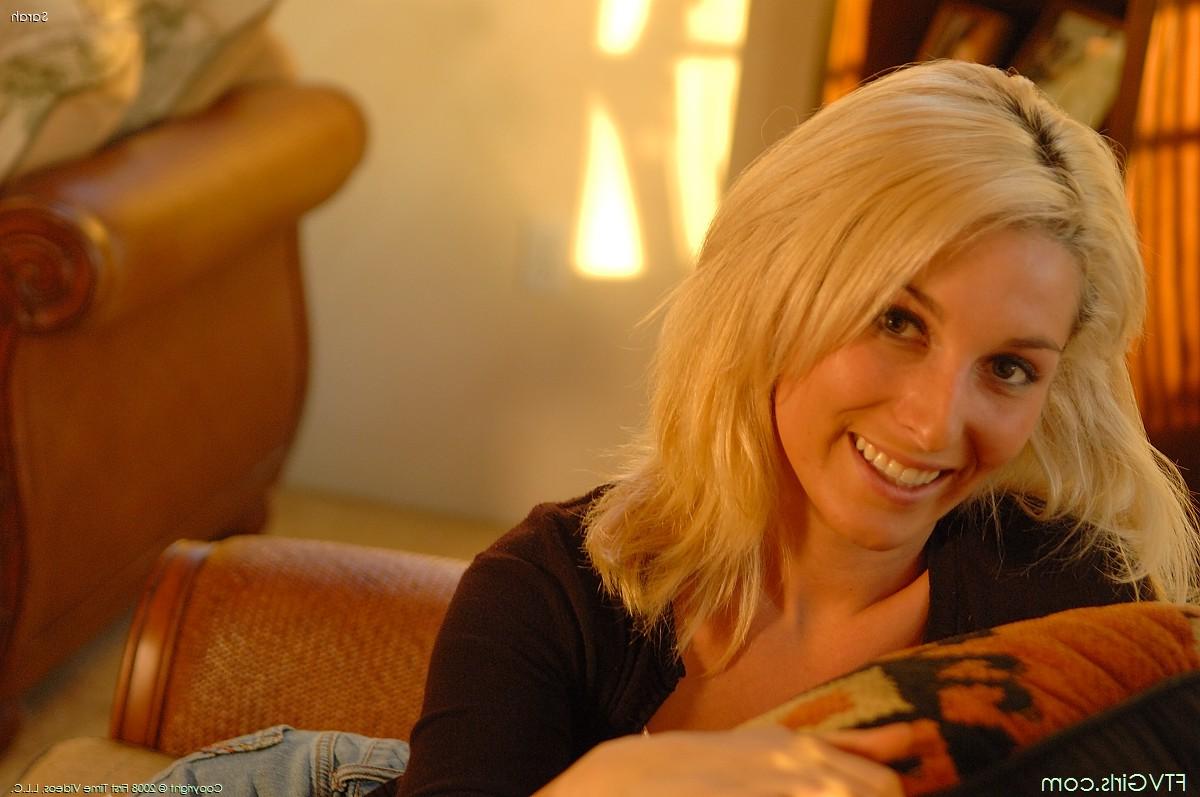 20P Ex-Cheerleaderin Sarah fingert, spielt und fingert ihre klatschnasse Muschi