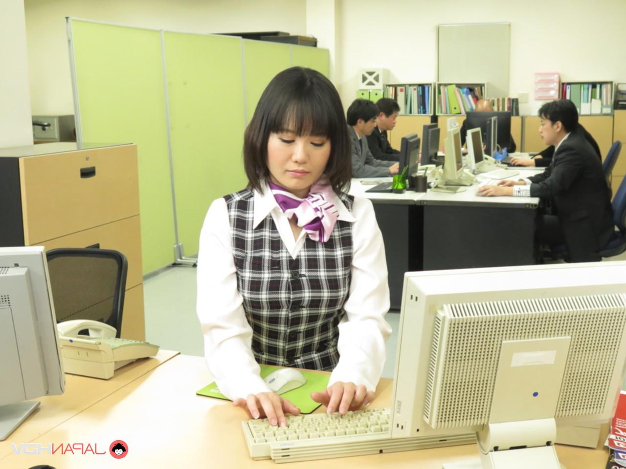 20P Shizuku Hutaba, une jeune femme de bureau japonaise, montre ses gros seins à ses collègues.