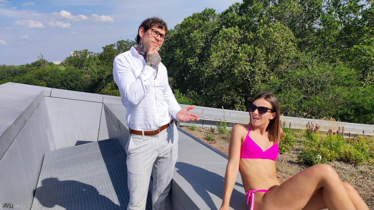20P A pornstar magrinha Ariana Cortez consegue um DP em um trio com homens pendurados