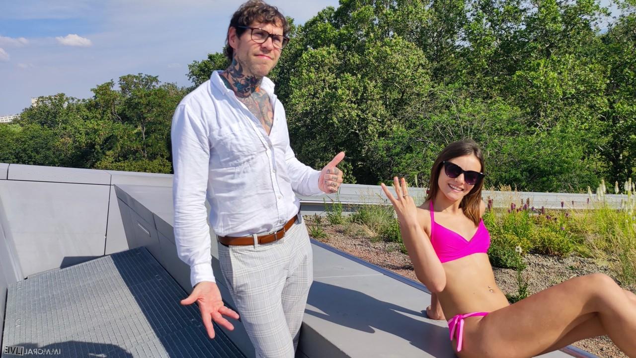 20P A pornstar magrinha Ariana Cortez consegue um DP em um trio com homens pendurados