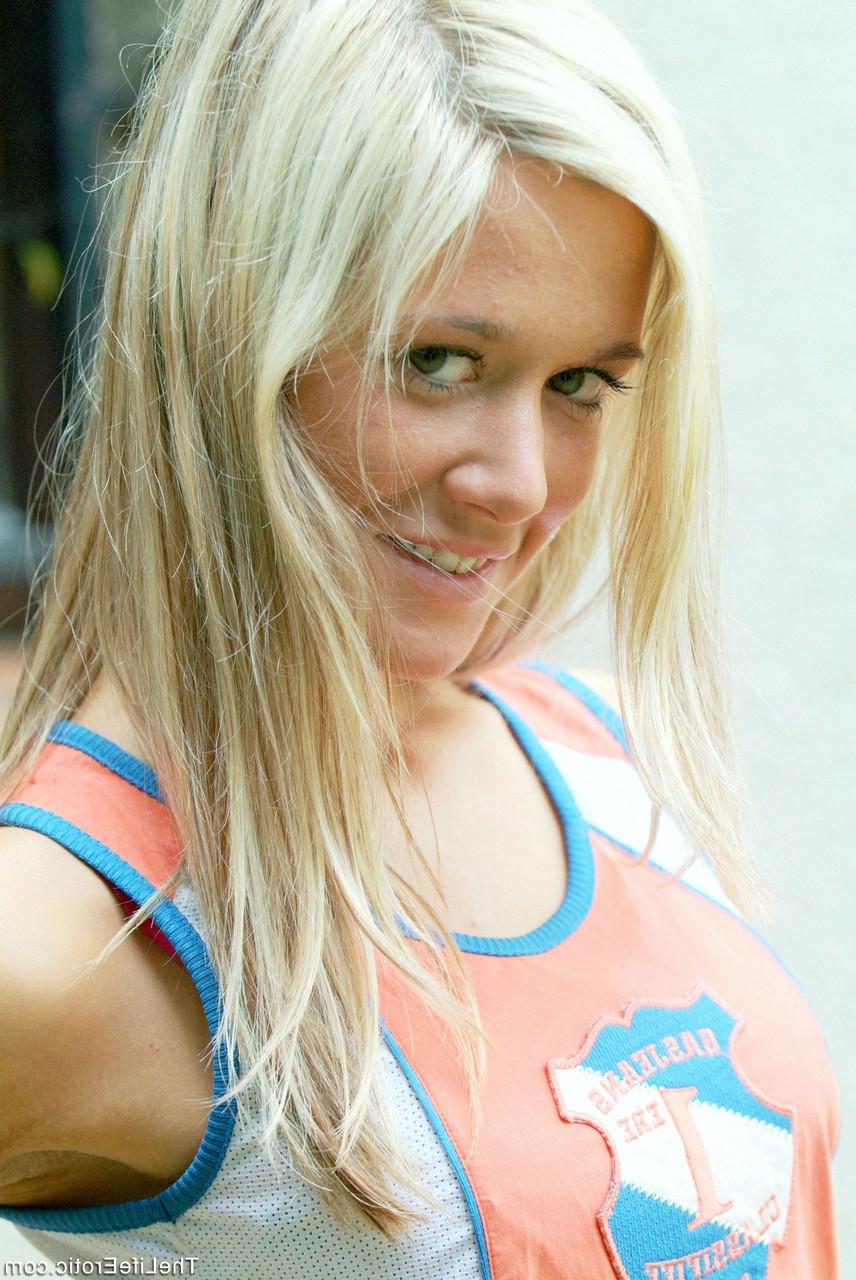 20P La linda jana h se quita el vestido y muestra su gran trasero al aire libre