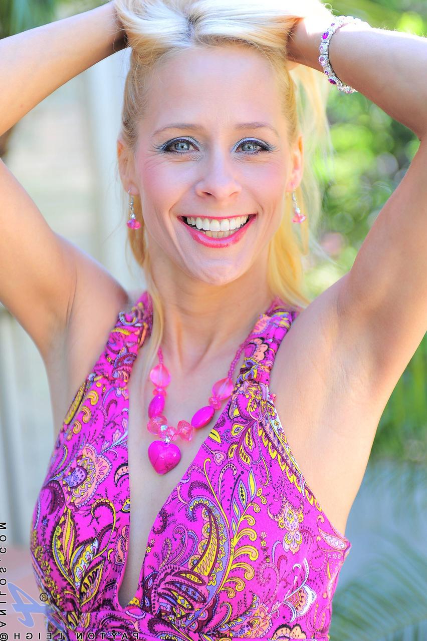 20P Smiley MILF Payton Leigh strips and fingers her shaved pussy outdoors