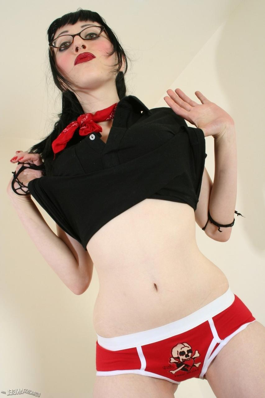 17P Chica punk se quita los shorts para terminar el acto de desnudarse