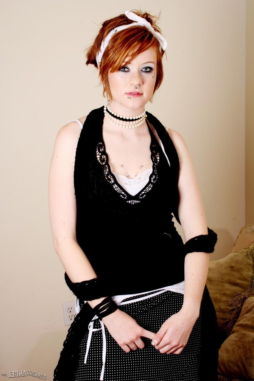 17P Adolescente emo sexy brinca sensualmente ao posar seu pêssego raspado com detalhes perfeitos