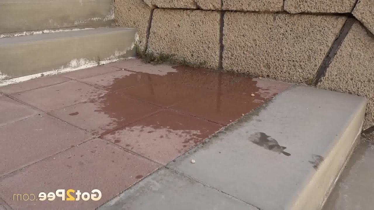 15P La jolie brune Sexy Lexy fait un gros pipi sur un escalier public