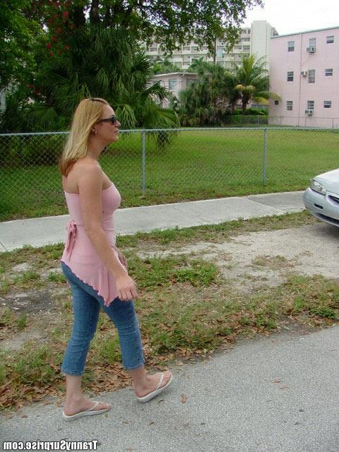 16P La Latina aux gros seins TS Britney domine le mâle et lui tire une grosse éjaculation transsexuelle