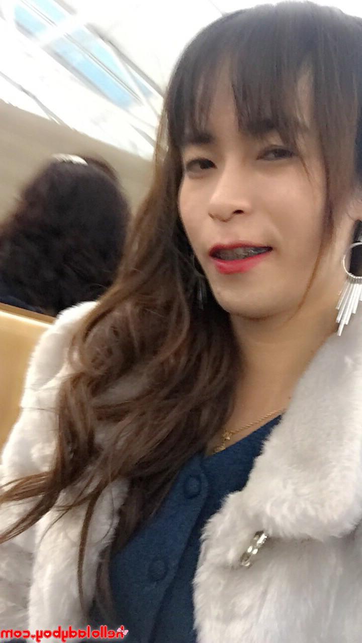 20P Travesti asiática mostra seu corpo pequeno em uma compilação quente em roupas sexy