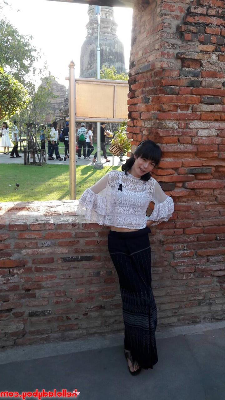 20P Travesti asiática mostra seu corpo pequeno em uma compilação quente em roupas sexy