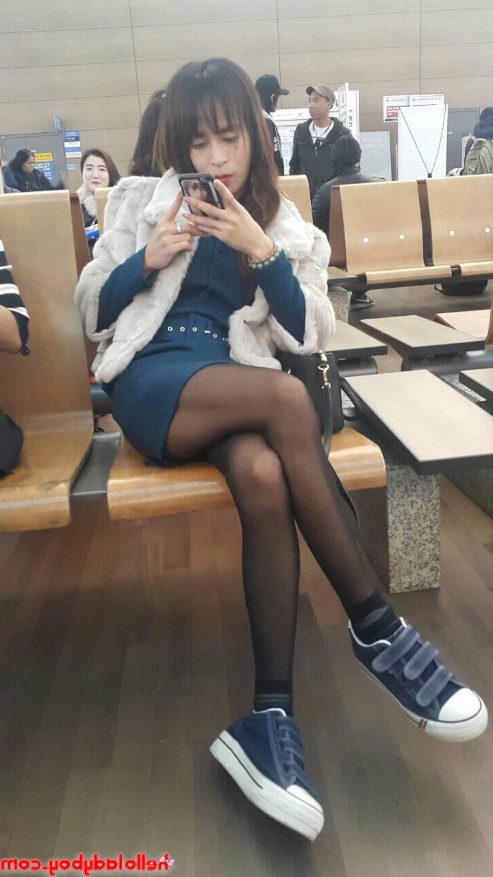 20P Travesti asiática mostra seu corpo pequeno em uma compilação quente em roupas sexy