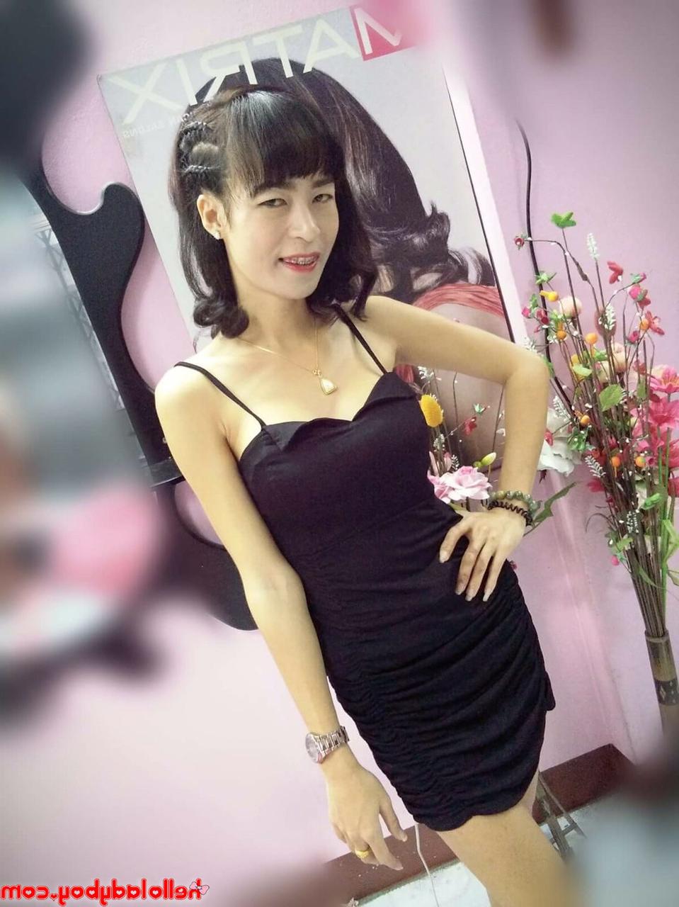 20P Travesti asiática mostra seu corpo pequeno em uma compilação quente em roupas sexy