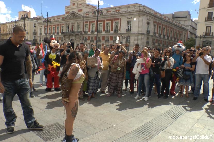 15P Pequeña niña es humillada en un lugar público antes de tener sexo dentro de una tienda