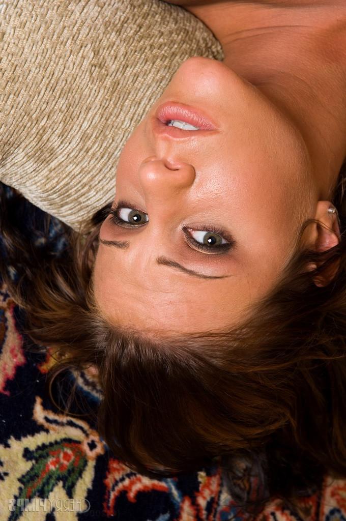 20P A deslumbrante pornstar Addison Rose é despida e fodida no sofá
