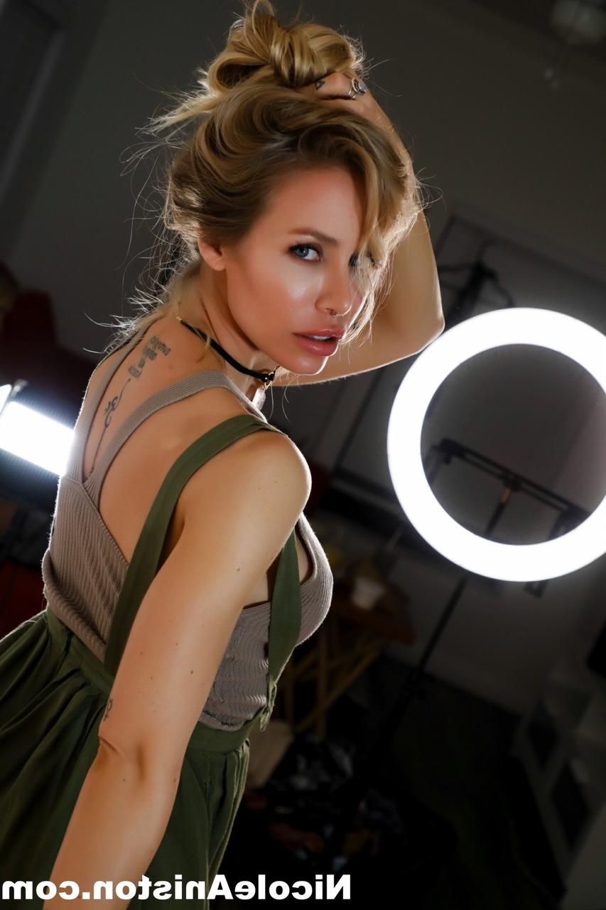 12P Loira suja MILF Nicole Aniston descobre peitos grandes enquanto se ajoelha na cama