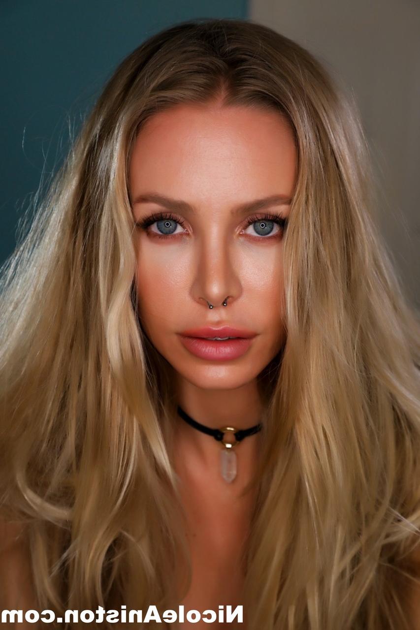12P Loira suja MILF Nicole Aniston descobre peitos grandes enquanto se ajoelha na cama