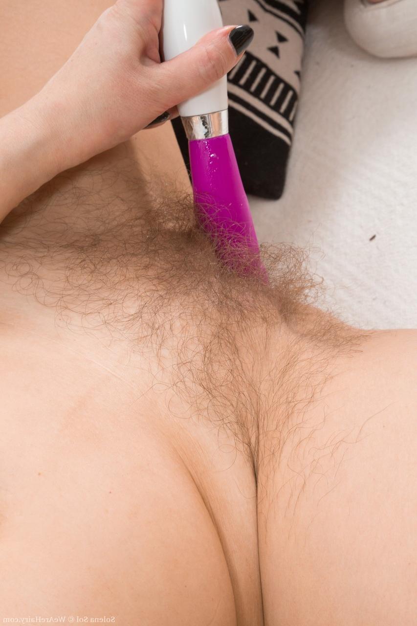 18P ディルドで毛むくじゃらの陰部をいじる巨乳のブルネットの湯たんぽソレーナ・ソル