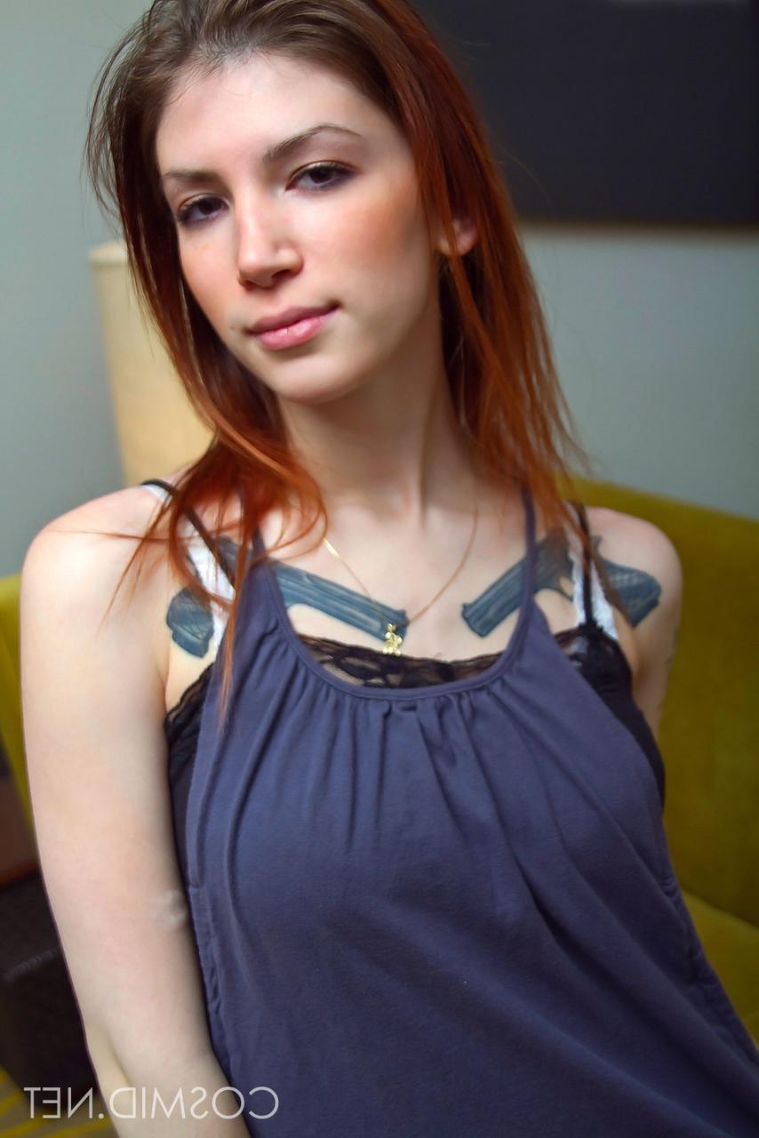 16P Indigo, amateur tatouée, expose ses jolis gros seins et écarte les jambes nues.