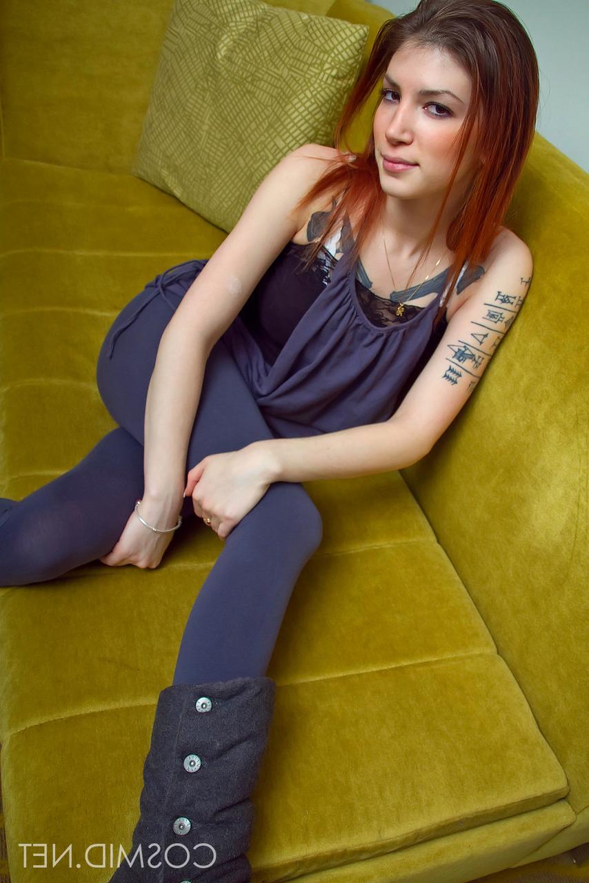 16P Indigo, amateur tatouée, expose ses jolis gros seins et écarte les jambes nues.