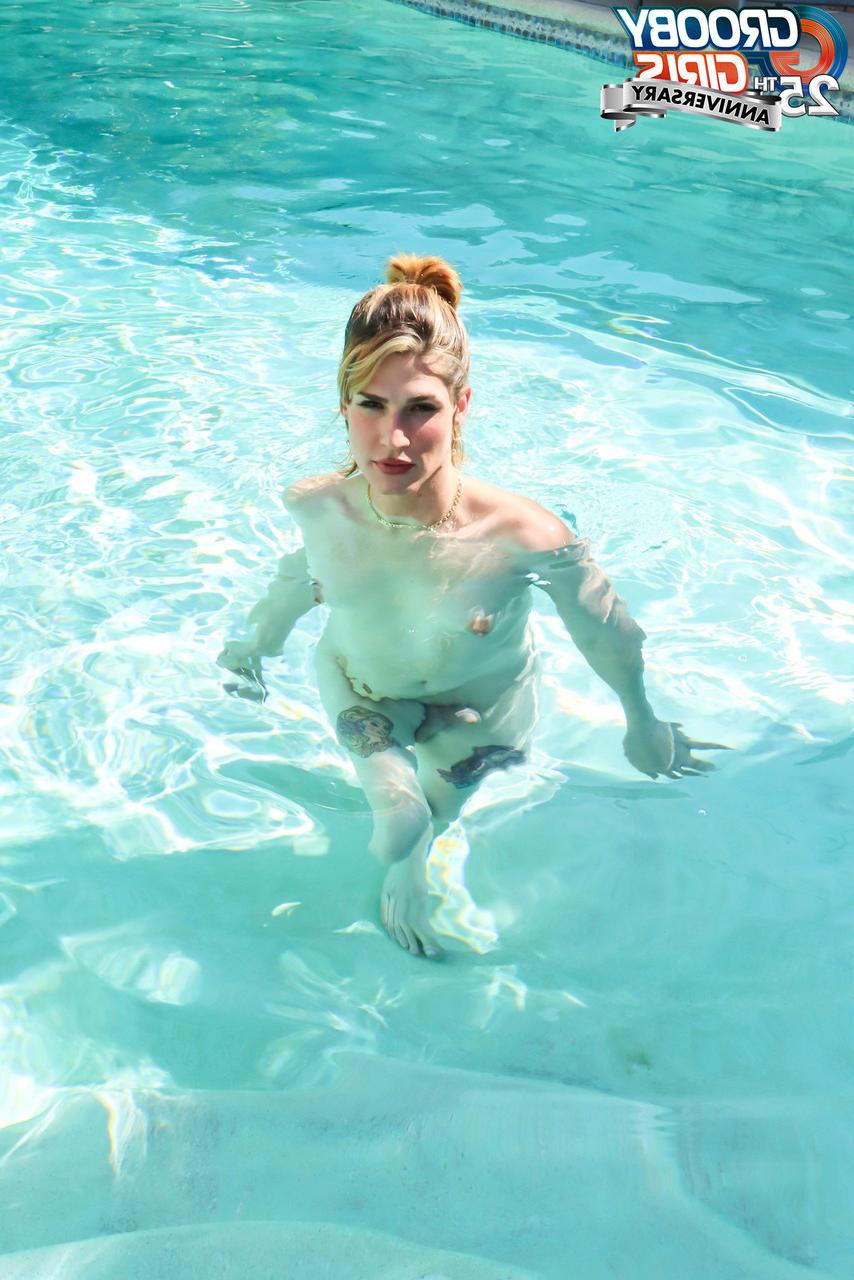 16P Sexy travesti com tinta Kalli Grace mostra seu cu e seu pau à beira da piscina