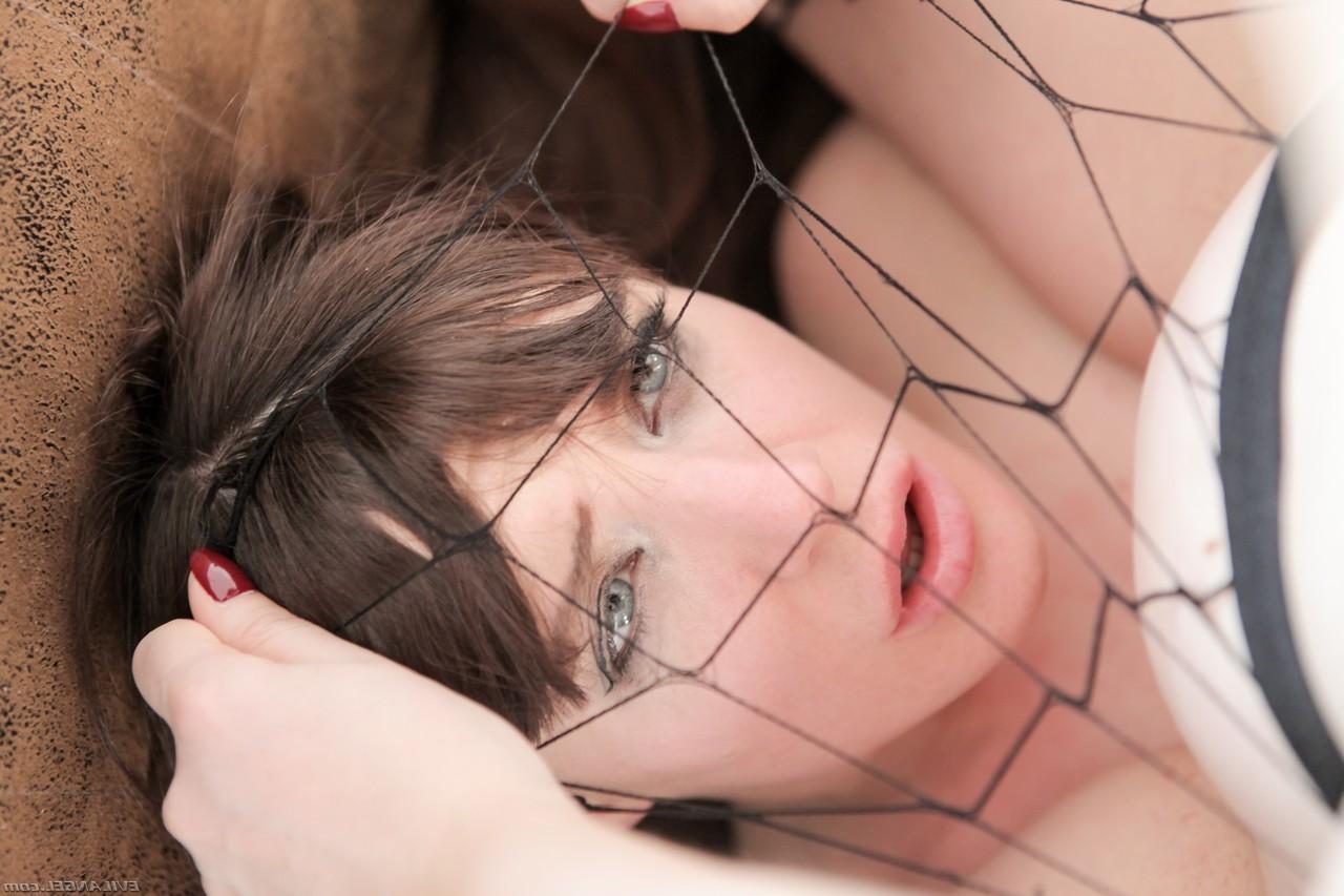 15P Las lesbianas británicas misha cross y samantha bentley tienen sexo en un futón