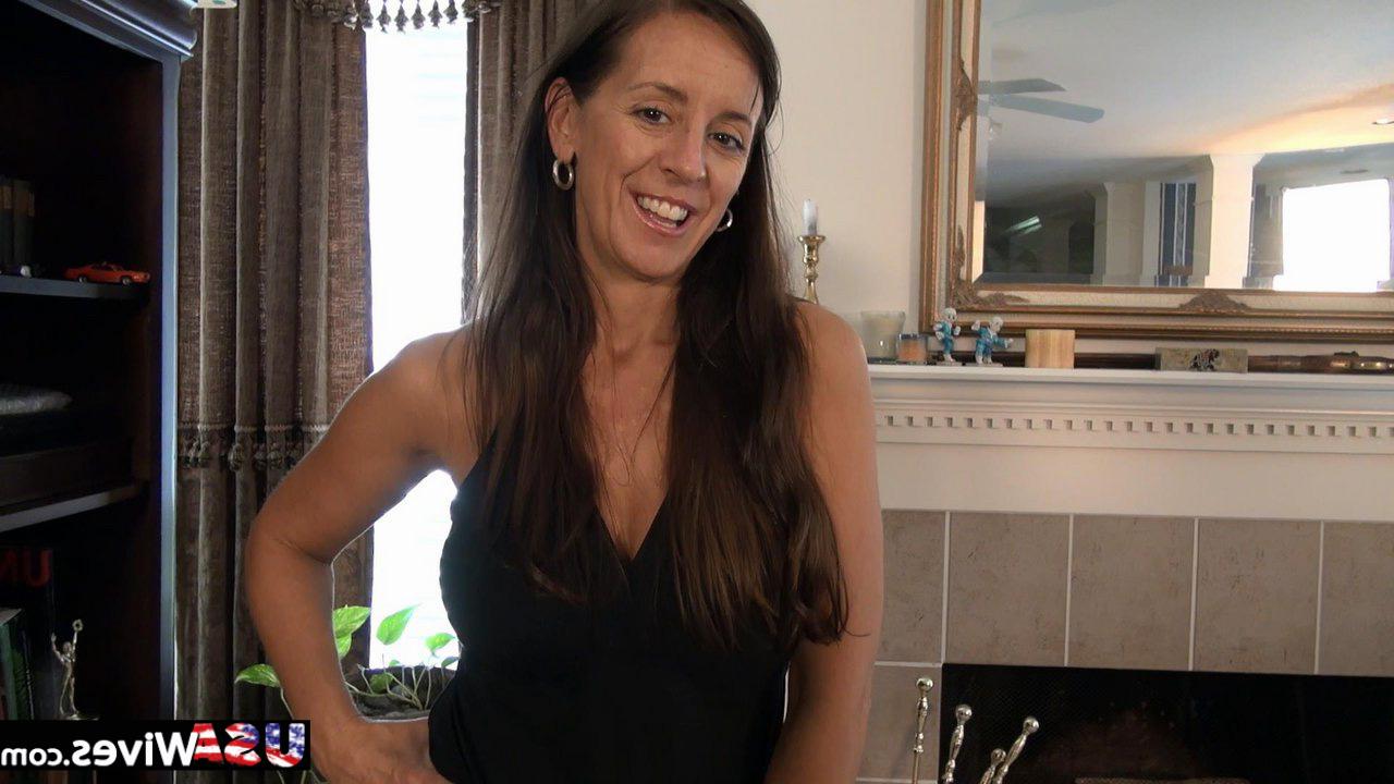 16P Rose, femme au foyer latina, se met totalement nue en se masturbant avec des vibromasseurs.