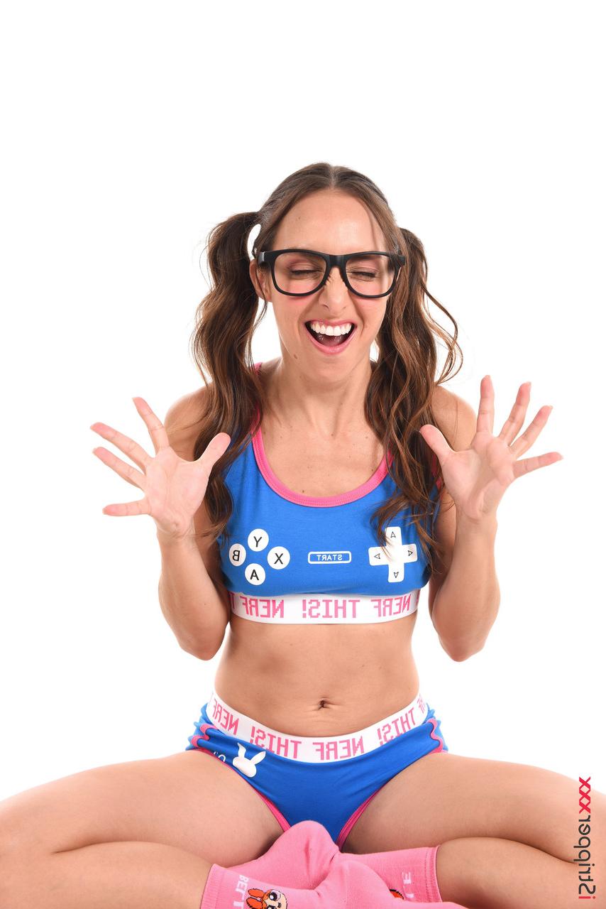 15P Das Gamer-Girl Ana B macht eine Pause für eine dringende Masturbationssitzung