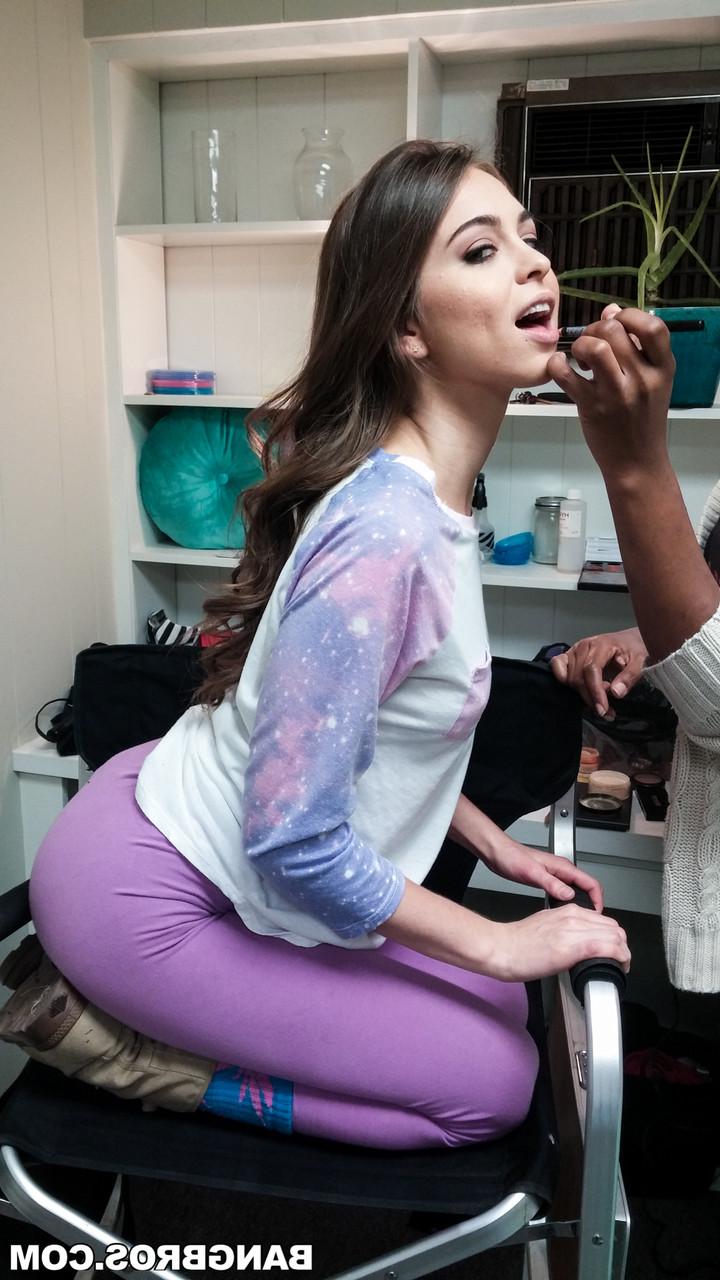 17P A querida estrela pornô Riley Reid tira muitas selfies enquanto se prepara para foder