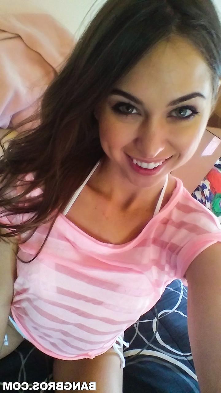 17P A querida estrela pornô Riley Reid tira muitas selfies enquanto se prepara para foder