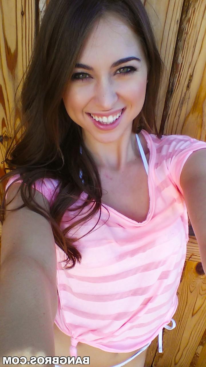 17P A querida estrela pornô Riley Reid tira muitas selfies enquanto se prepara para foder