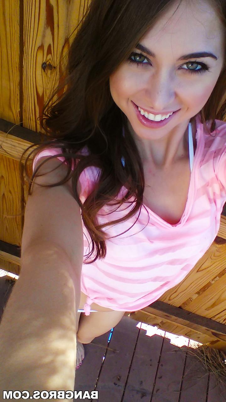 17P A querida estrela pornô Riley Reid tira muitas selfies enquanto se prepara para foder