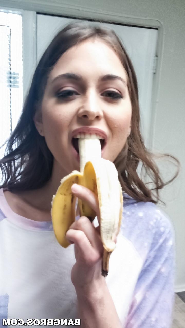 17P A querida estrela pornô Riley Reid tira muitas selfies enquanto se prepara para foder