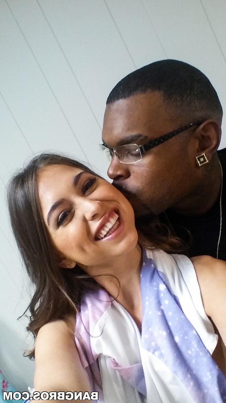 17P A querida estrela pornô Riley Reid tira muitas selfies enquanto se prepara para foder
