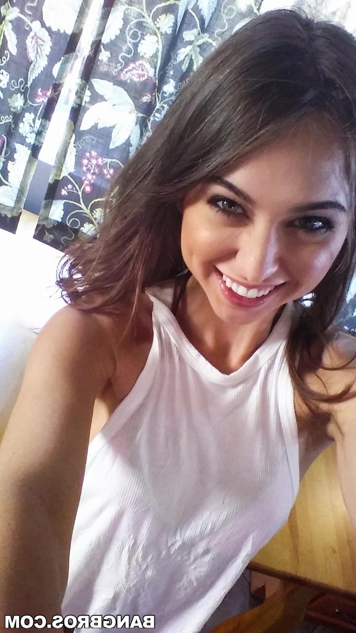 17P A querida estrela pornô Riley Reid tira muitas selfies enquanto se prepara para foder