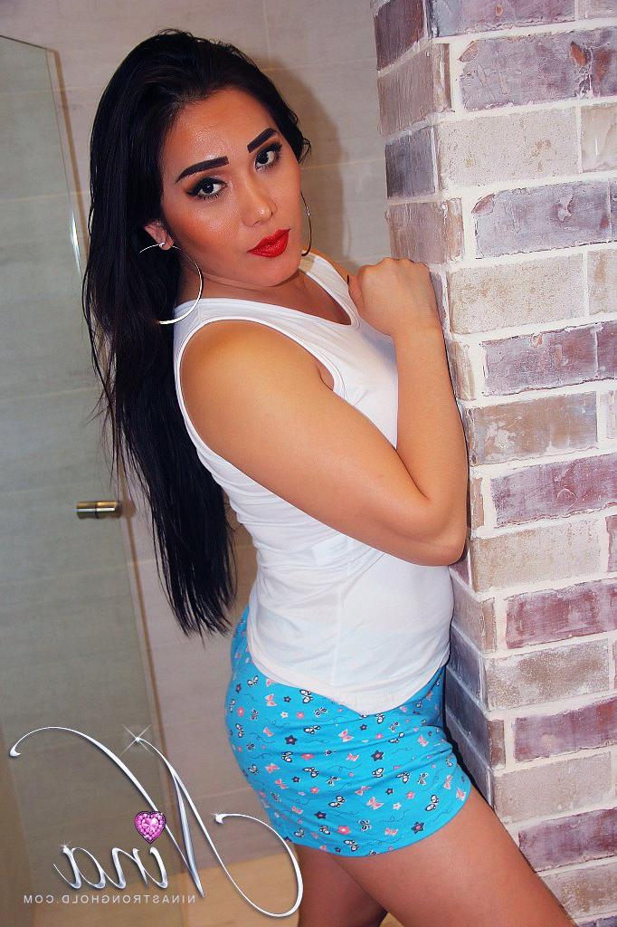 13P Nina Stronghold Officiel interprété par Nina Stronghold XXX Photos