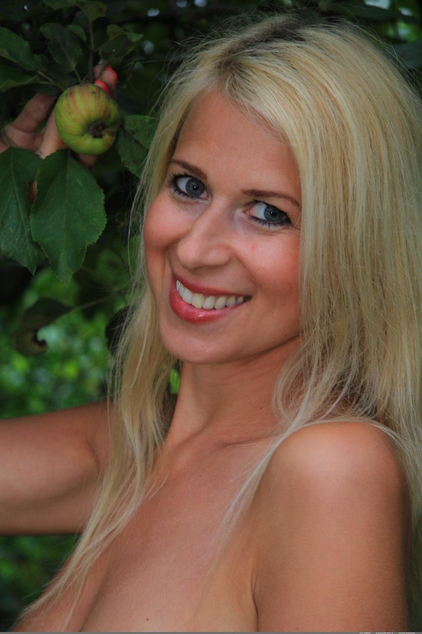 20P Das glamouröse Teenie-Babe Anastasia Devine entblößt ihren kurvigen Körper mit braunen Streifen