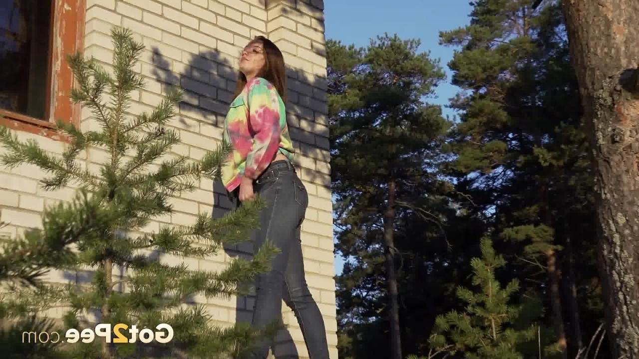 15P Pretty girl Vika Lita pulls down her jeans to pee amid saplings