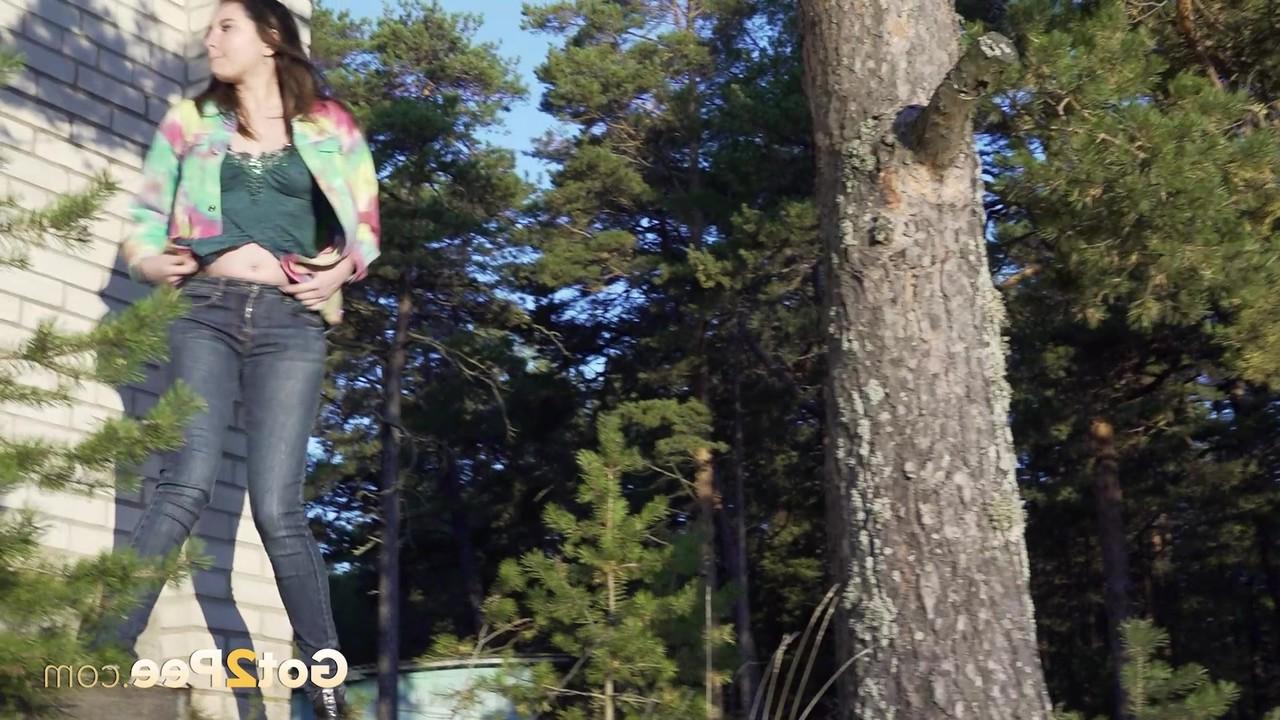 15P Pretty girl Vika Lita pulls down her jeans to pee amid saplings