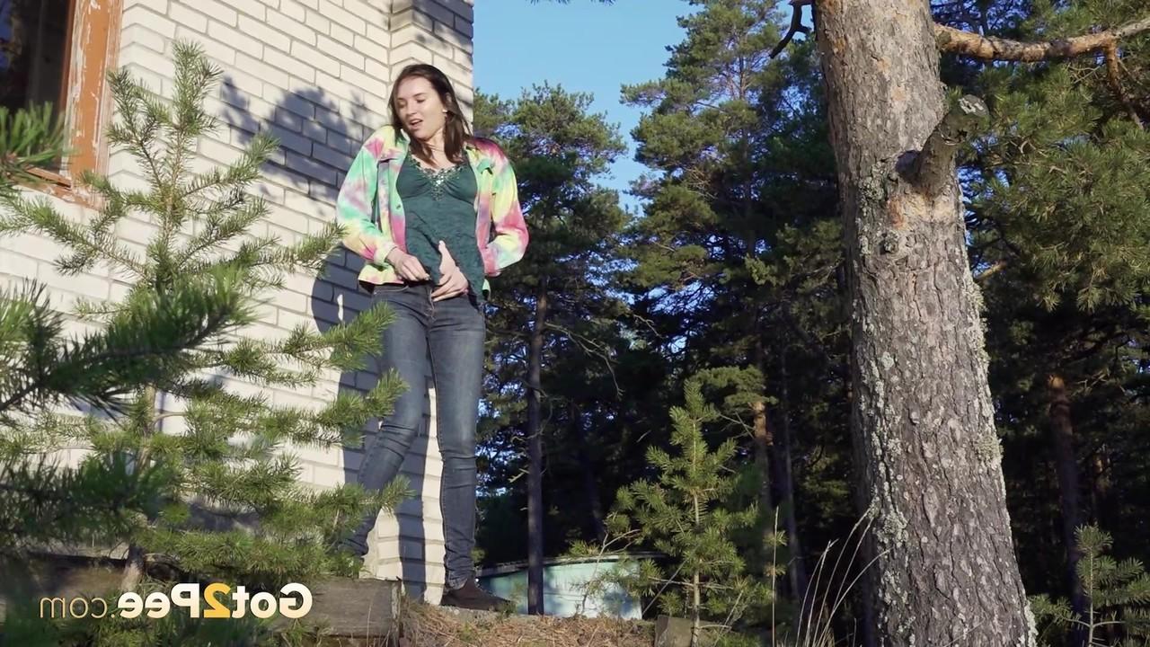 15P Pretty girl Vika Lita pulls down her jeans to pee amid saplings