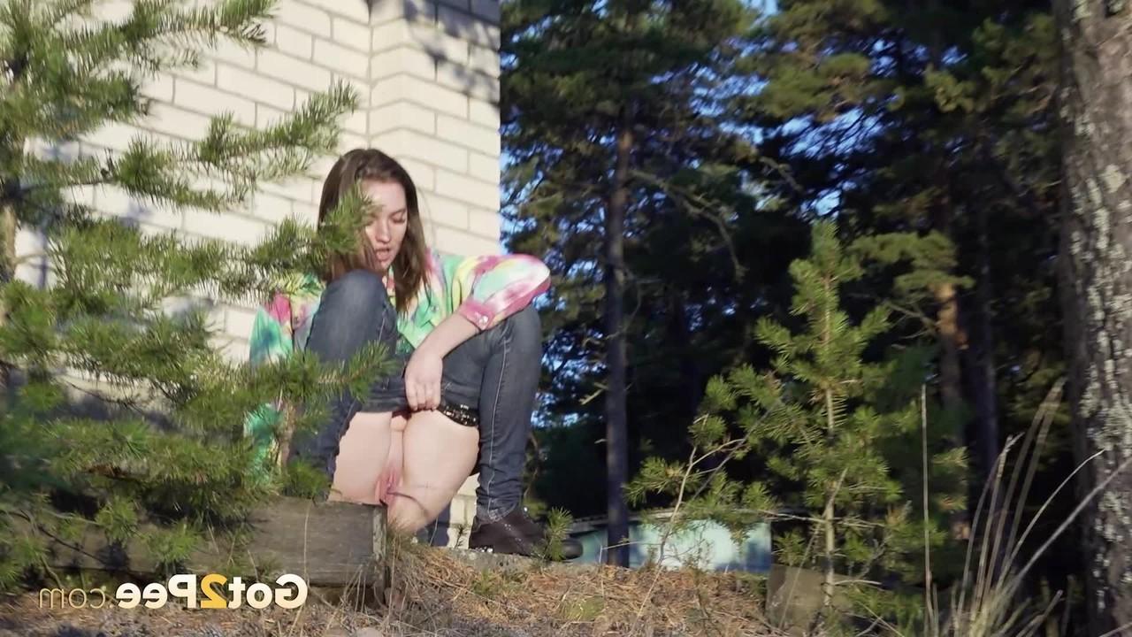 15P Pretty girl Vika Lita pulls down her jeans to pee amid saplings