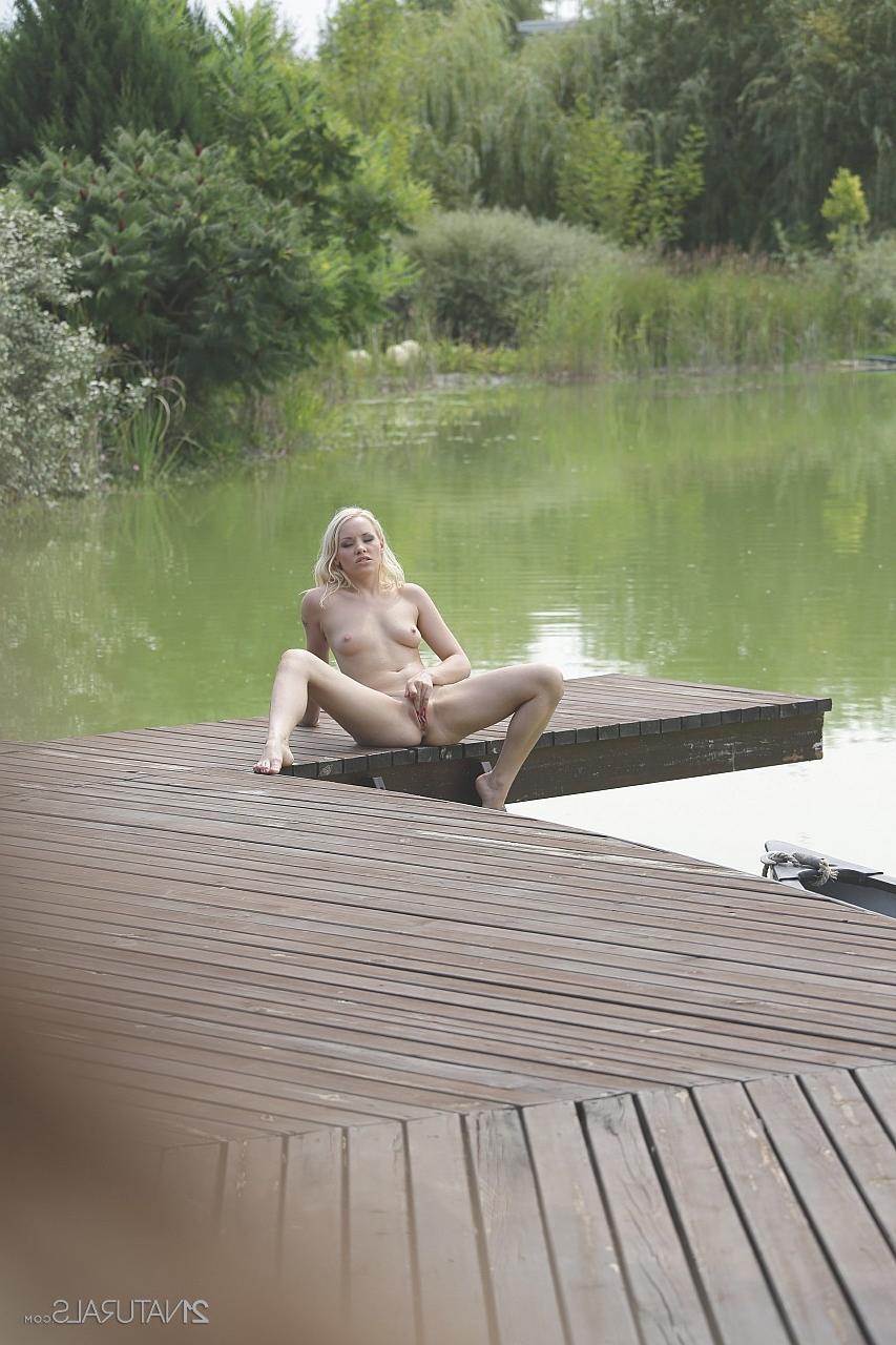 17P Die nackte blonde Bootsfahrerin Lola Taylor gönnt sich Solomasturbation auf dem Dock