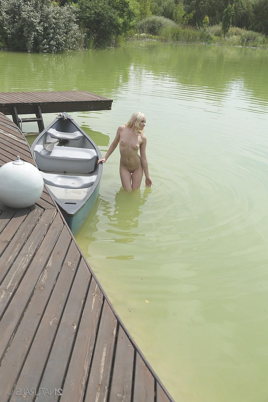 17P Die nackte blonde Bootsfahrerin Lola Taylor gönnt sich Solomasturbation auf dem Dock