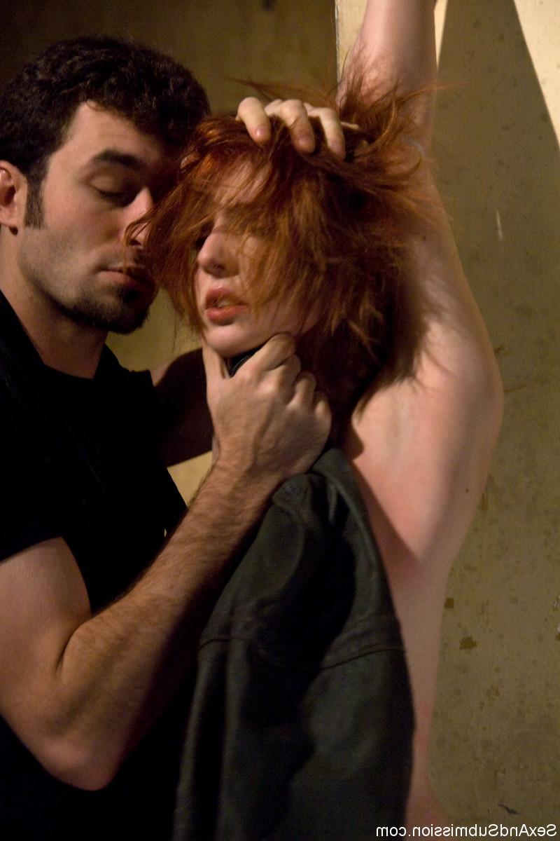 20P La jeune maigre Megan Murray se fait ligoter, déshabiller et humilier par James Deen.