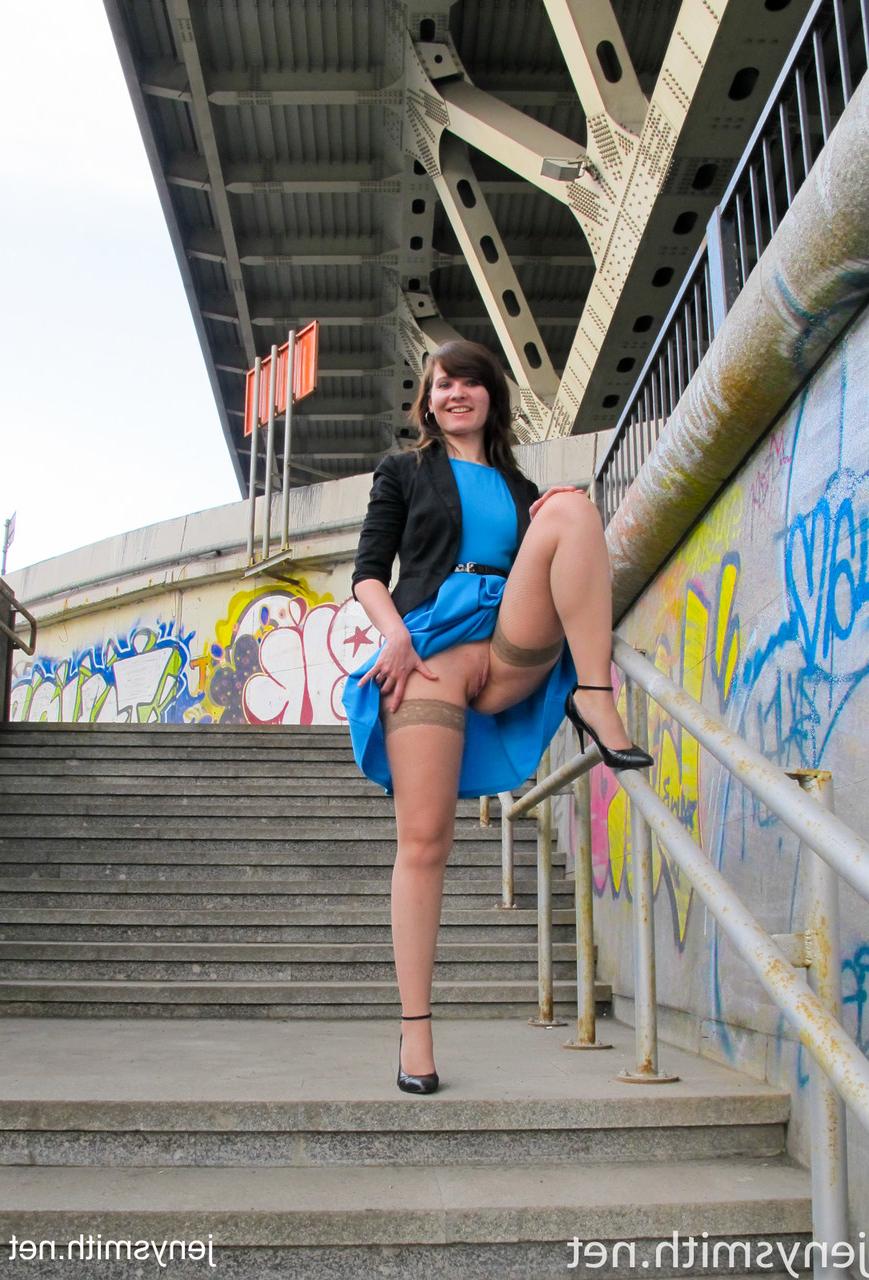 16P La chica sexy con una figura caliente Jeny Smith expone su culo gordo debajo del puente