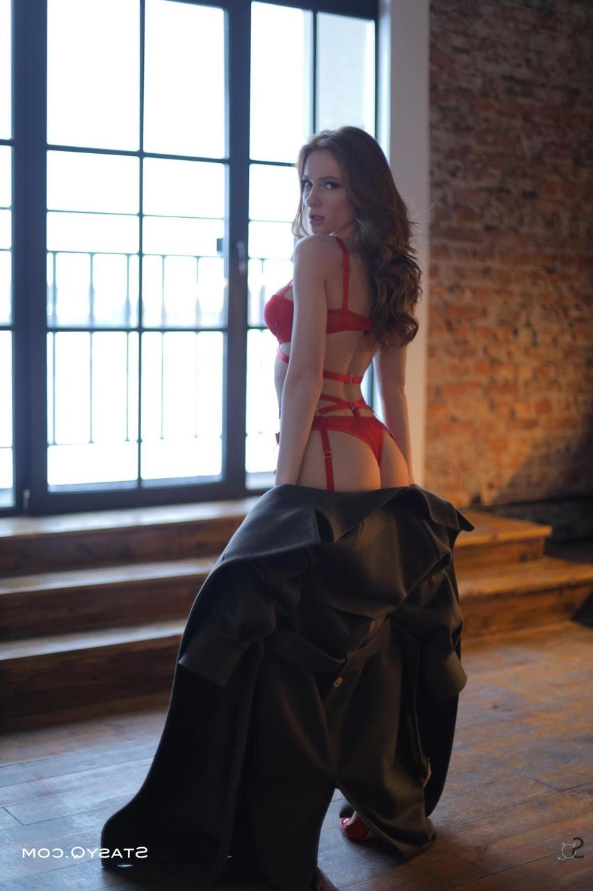 11P La increíble joven europea chantal se quita la lencería roja y posa