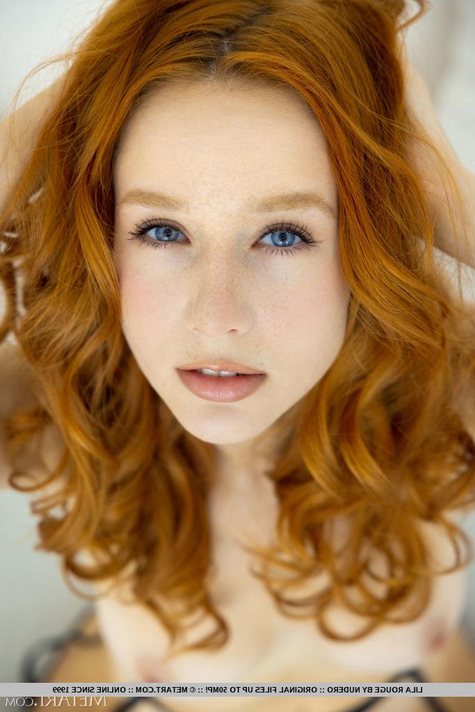 18P A adolescente ruiva gostosa Lila Rouge tira sua lingerie com meias pretas