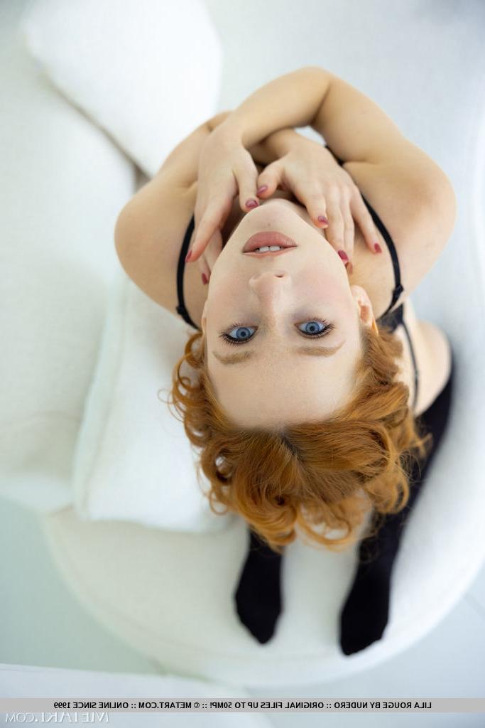 18P A adolescente ruiva gostosa Lila Rouge tira sua lingerie com meias pretas