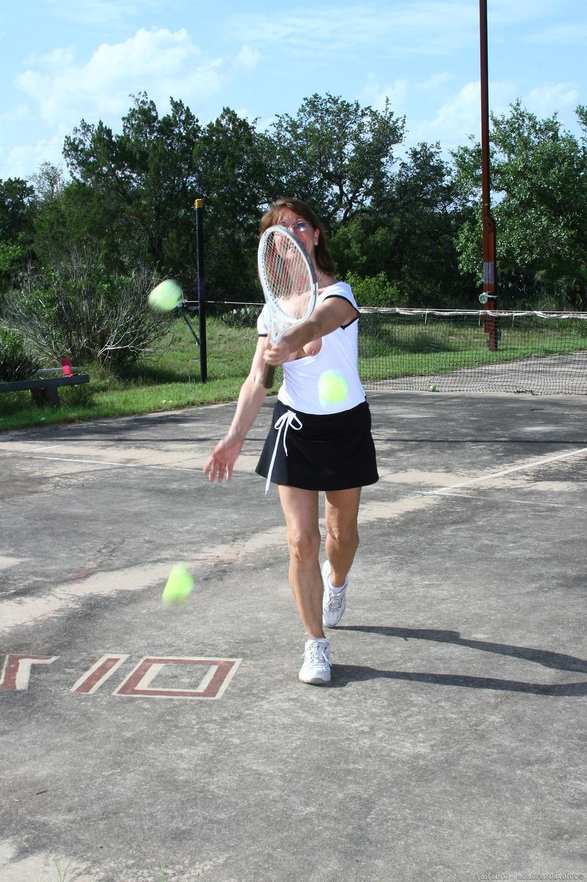 20P Stunning amateur MILF Lynn strips & shows her saggy tits on the tennis court