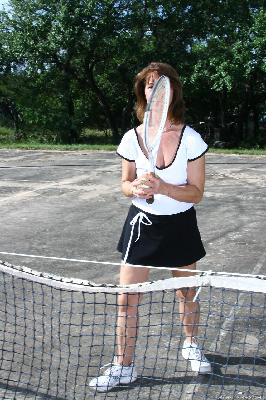 20P Stunning amateur MILF Lynn strips & shows her saggy tits on the tennis court