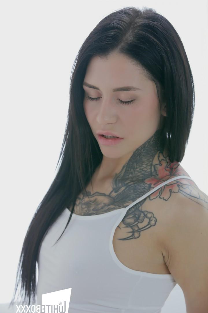 19P A morena russa Leggy Erika Bellucci descasca jeans para lamber bunda gostosa e passeio anal