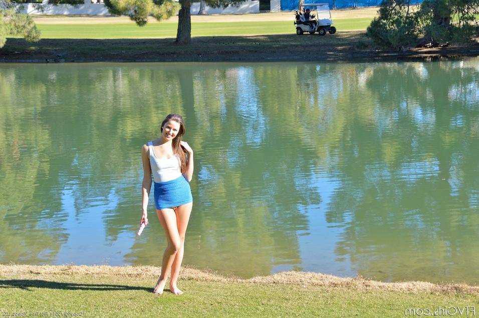 16P Chica solitaria con las piernas más sexys muestra las partes de su cuerpo desnudas en lugares públicos