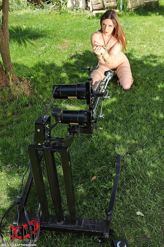 16P Das gefesselte Babe Samantha Bentley wird von einer Sexmaschine anal und vaginal gefickt